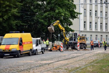 Riga, Letonya - 17 Eylül 2016: sokakları tamir işçileri.
