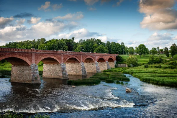 Puente viejo con arcos sobre el río . — Foto de Stock