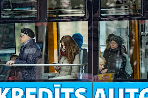 Riga, Letonya - 24 Şubat 2016: Bilinmeyen insanlar toplu taşıma pencere üzerinden.