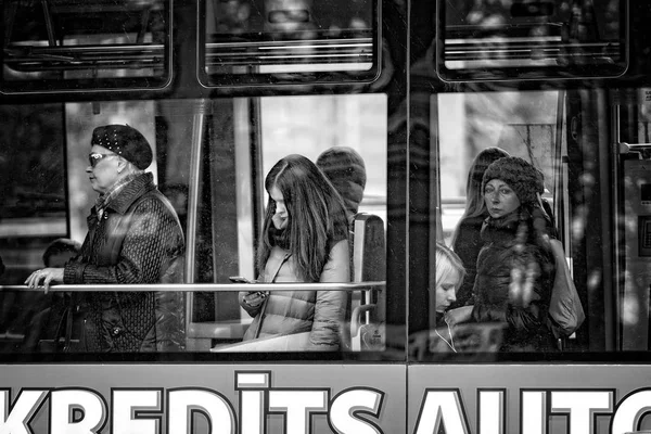 RIGA, Letonia - 24 DE FEBRERO DE 2016: Personas desconocidas a través de la ventana de transporte público . —  Fotos de Stock