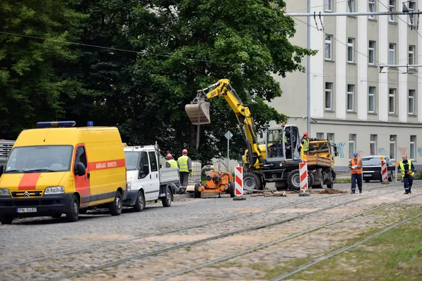Riga, Letonya - 17 Eylül 2016: sokakları tamir işçileri.