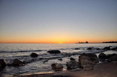 Deniz batımında uzakta olabilir geminin silüeti gördüm.