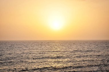 Büyük okyanus fantastik renkli günbatımı.