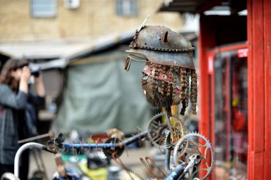 Farklı parçalar ve hurda robot resim yapılmış.