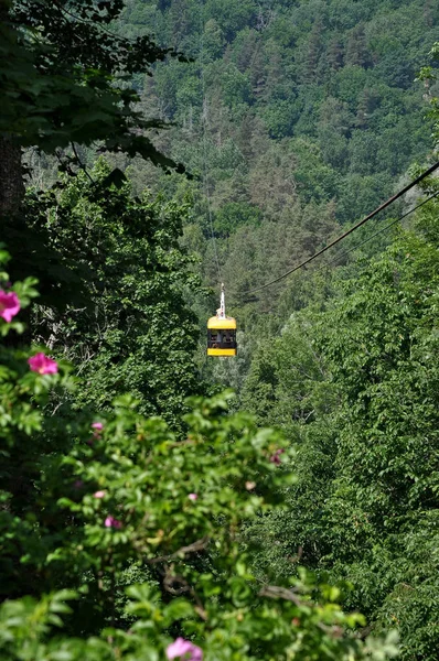 Il tram funicolare porta le persone attraverso il glen . — Foto Stock