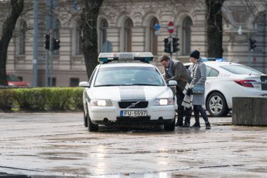 Riga, Letonya - 22 Nisan 2017: Tüvit binmek 2017. Güvenliği, birden çok polis ekipleri kalan önlemleri sağlamak için.