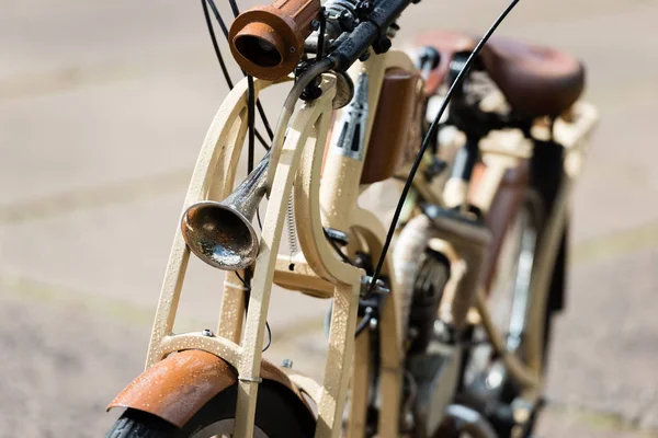 리가 라트비아-4 월 22 2017: 트 위 드 타고 2017. 여기 모터 자전거의 오래 된 Bmw 브랜드에서 볼 수 있습니다. 선택적 초점 사진. — 스톡 사진