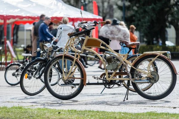리가 라트비아-4 월 22 2017: 트 위 드 타고 2017. 여기 당신이 모터 자전거의 오래 된 Bmw 브랜드에서 볼 수 있습니다.. — 스톡 사진