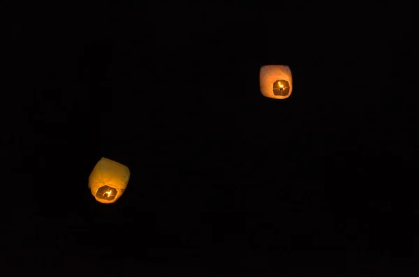 Літаючі ліхтарі в нічному небі . — стокове фото