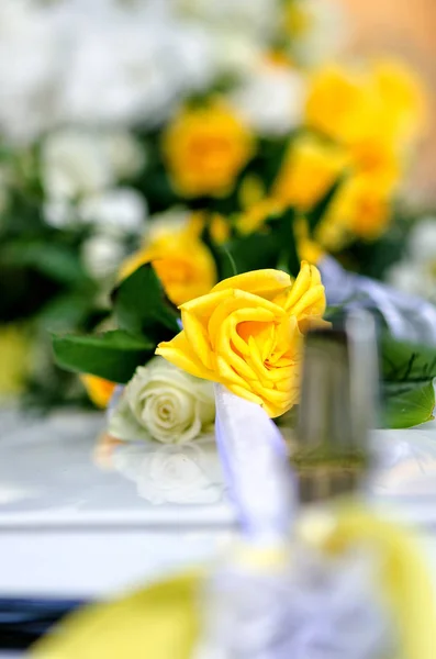 Fehér és sárga virágok az esküvői virág dekoráció. — Stock Fotó
