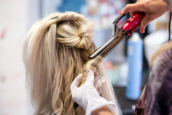Руки парикмахеров с кругом ножниц блондинка в стиле волос — стоковое фото