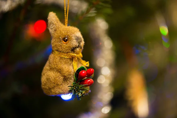 Заяц с красными ягодами. Декорации рождественских елок . — стоковое фото