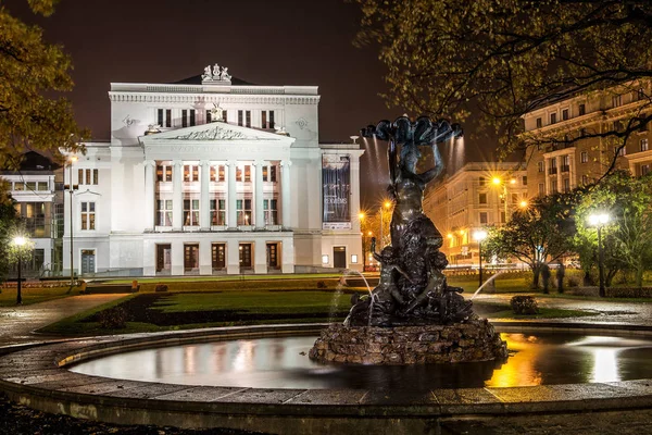 Scena Miasto. Łotewska Opera Narodowa w nocy. — Zdjęcie stockowe