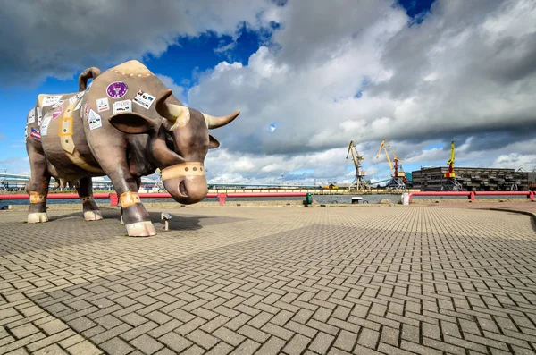 Ko - resor resväska skulptur vid hamnpromenaden. — Stockfoto