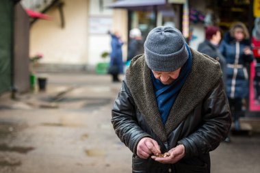 Sokakta bilinmeyen adam para saymak.