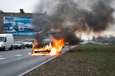 Bir kaç dakika içinde Sokak yanmış araba. Trafik durdu. İtfaiye yangın ortadan kaldırmak..