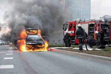 Bir kaç dakika içinde Sokak yanmış araba. Trafik durdu. İtfaiye yangın ortadan kaldırmak..