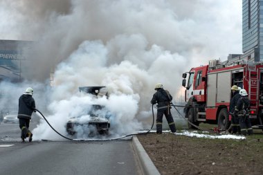 Bir kaç dakika içinde Sokak yanmış araba. Trafik durdu. İtfaiye yangın ortadan kaldırmak..