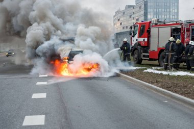 Bir kaç dakika içinde Sokak yanmış araba. Trafik durdu. İtfaiye yangın ortadan kaldırmak..