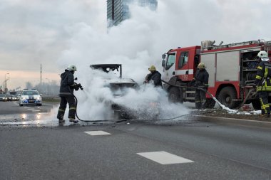Bir kaç dakika içinde Sokak yanmış araba. Trafik durdu. İtfaiye yangın ortadan kaldırmak..