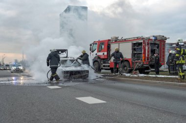 Bir kaç dakika içinde Sokak yanmış araba. Trafik durdu. İtfaiye yangın ortadan kaldırmak..