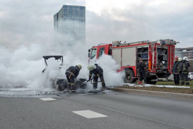 Bir kaç dakika içinde Sokak yanmış araba. Trafik durdu. İtfaiye yangın ortadan kaldırmak..