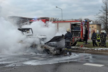 Bir kaç dakika içinde Sokak yanmış araba. Trafik durdu. İtfaiye yangın ortadan kaldırmak..