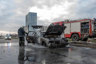 Bir kaç dakika içinde Sokak yanmış araba. Trafik durdu. İtfaiye yangın ortadan kaldırmak..