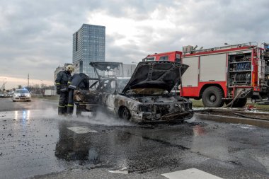 Bir kaç dakika içinde Sokak yanmış araba. Trafik durdu. İtfaiye yangın ortadan kaldırmak..