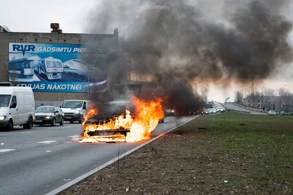 Bir kaç dakika içinde Sokak yanmış araba. Trafik durdu. İtfaiye yangın ortadan kaldırmak.. — Stok fotoğraf