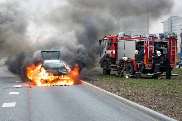 Bir kaç dakika içinde Sokak yanmış araba. Trafik durdu. İtfaiye yangın ortadan kaldırmak..