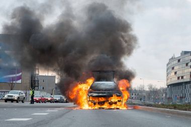 Bir kaç dakika içinde Sokak yanmış araba. Trafik durdu. İtfaiye yangın ortadan kaldırmak..