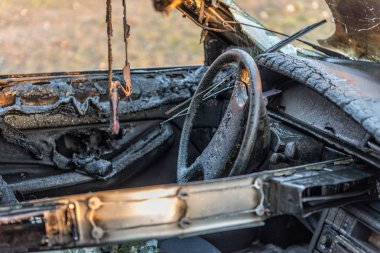 Sokakta birkaç dakika araba yandı. Trafik durduruldu. Firef