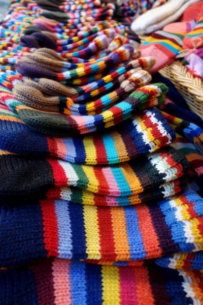 A piacon egy széles választékát a különböző színű, kézzel kötött — Stock Fotó