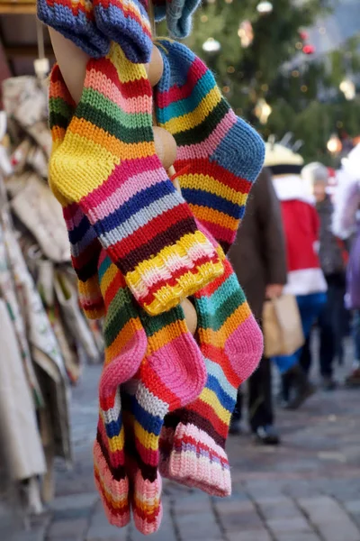 На рынке широкий выбор разноцветных вязаных вручную — стоковое фото