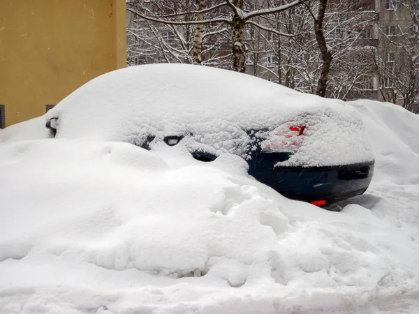 Vinter scen. Snötäckta bilar på gården. — Stockfoto