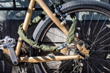 Yakın çekim eski bir döngüsü tarafından hırsızlık çalıntı önlemek için metal çubuklar ile soyunma tarafından kilitlendi.