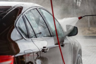 Self-Servis yıkama dokunmatik olmayan araba. Su ve köpük ile yıkayın