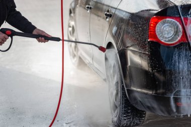 Self-Servis yıkama dokunmatik olmayan araba. Su ve köpük ile yıkayın