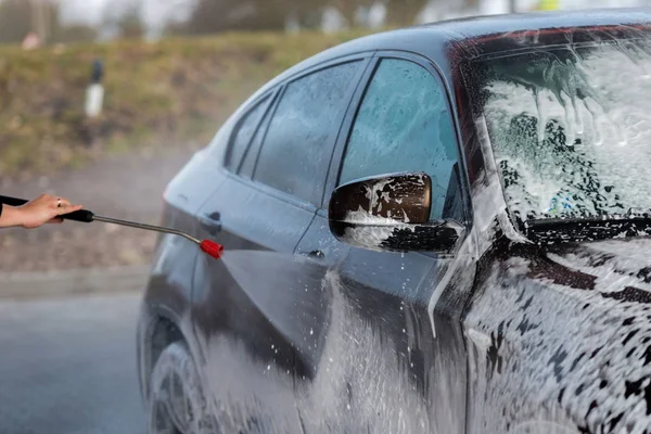 Carro sem toque lavar auto-serviço. Lavar com água e espuma — Fotografia de Stock