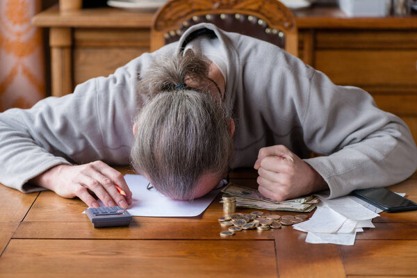Закройте человека калькулятором, делая заметки дома,
