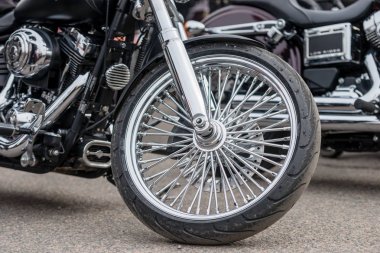 Moto sezon açılış etkinliği. En ilginç ayrıntılar bir close-up ve motosiklet özniteliklerini geçit töreninde park etti..