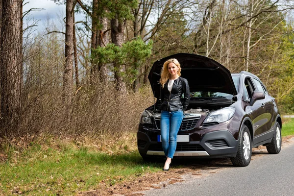 Junge attraktive verzweifelte und verwirrte Frau am Straßenrand gestrandet suchen besorgt nach kaputtem Auto Motorschaden oder Unfall in Pannenhilfe und Versicherungskonzept — Stockfoto