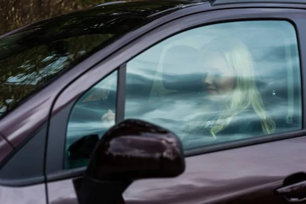 Mulher Olhando Através Vidro Janela Lateral Carro — Fotografia de Stock