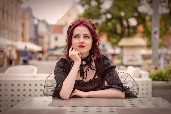Νεαρή Πανέμορφη Redheaded Γυναίκα Που Κάθεται Μια Υπαίθρια Καφετέρια Ντυμένοι — Φωτογραφία Αρχείου