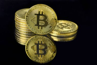 Siyah arkaplanda izole edilmiş altın bir Btc sikkelerinin ayna yansıması
