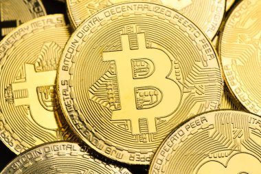 Arkaplan olarak parlak altın paralar, kripto para birimi ve sanal para kavramı 
