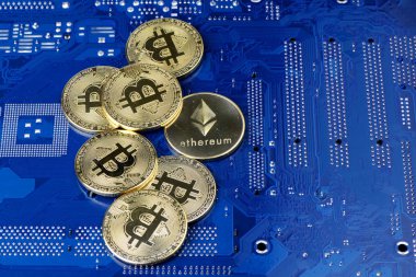 Bilgisayar devre kartında Altın Kripto para birimleri