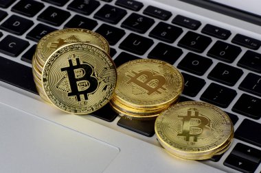 Laptop klavyesinde bir yığın Bitcoin madeni para. Kripto para birimi. Seçici odak