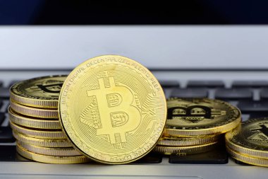 Laptop klavyesinde bir yığın Bitcoin madeni para. Kripto para birimi. Seçici odak
